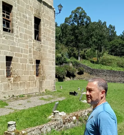 Tino Seco a car&oacute;n das fiestras queimadas no mosteiro de Sta. Catalina de Montefaro
