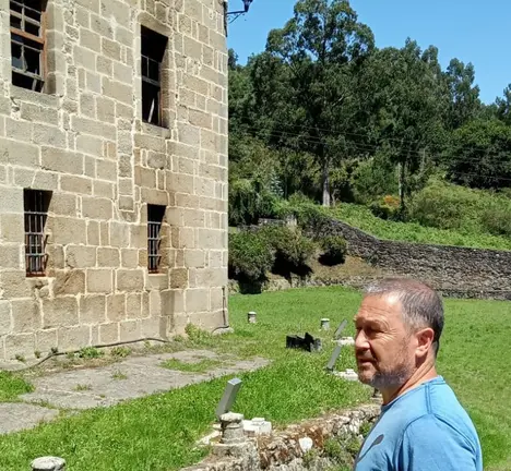 Tino Seco a car&oacute;n das fiestras queimadas no mosteiro de Sta. Catalina de Montefaro