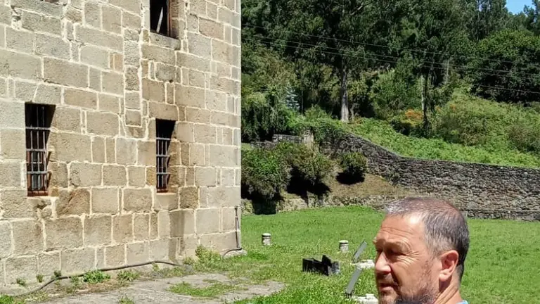 Tino Seco a car&oacute;n das fiestras queimadas no mosteiro de Sta. Catalina de Montefaro